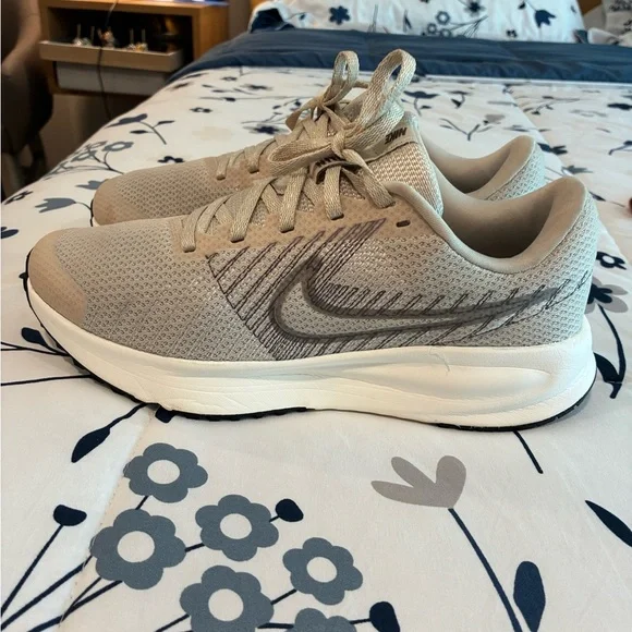 Women's Nike Run Defy running shoes with Nike shirt - Picture 5 of 8